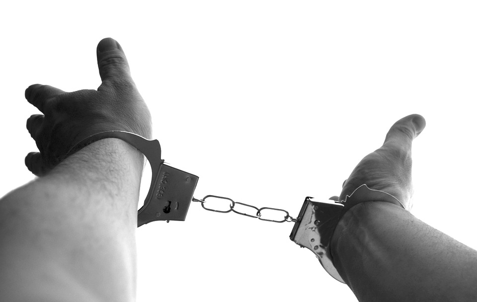 handcuffs-921290-960-720.jpg
